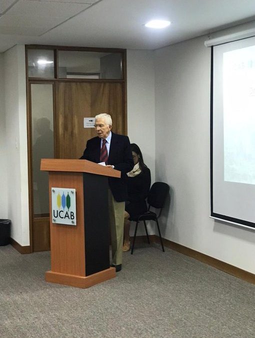 El académico Dr. Alberto Arteaga Sánchez recibe el Premio «Valores Democráticos»